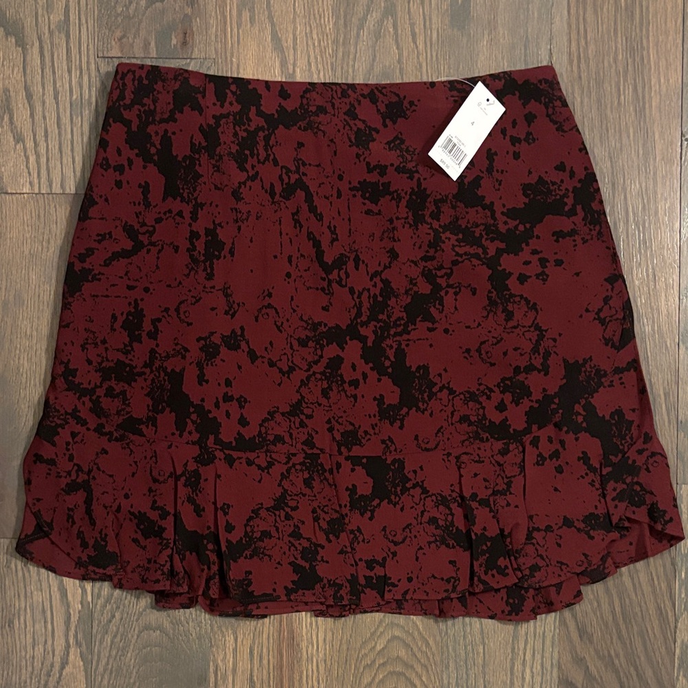 Banana Republic Elegant Black and Red Women's Skirt, Size 4, New with Tag!
